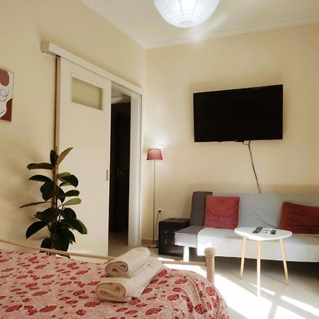 Next To Metro! Bright Apartment With Fully Equipped Kitchen Athena Bagian luar foto